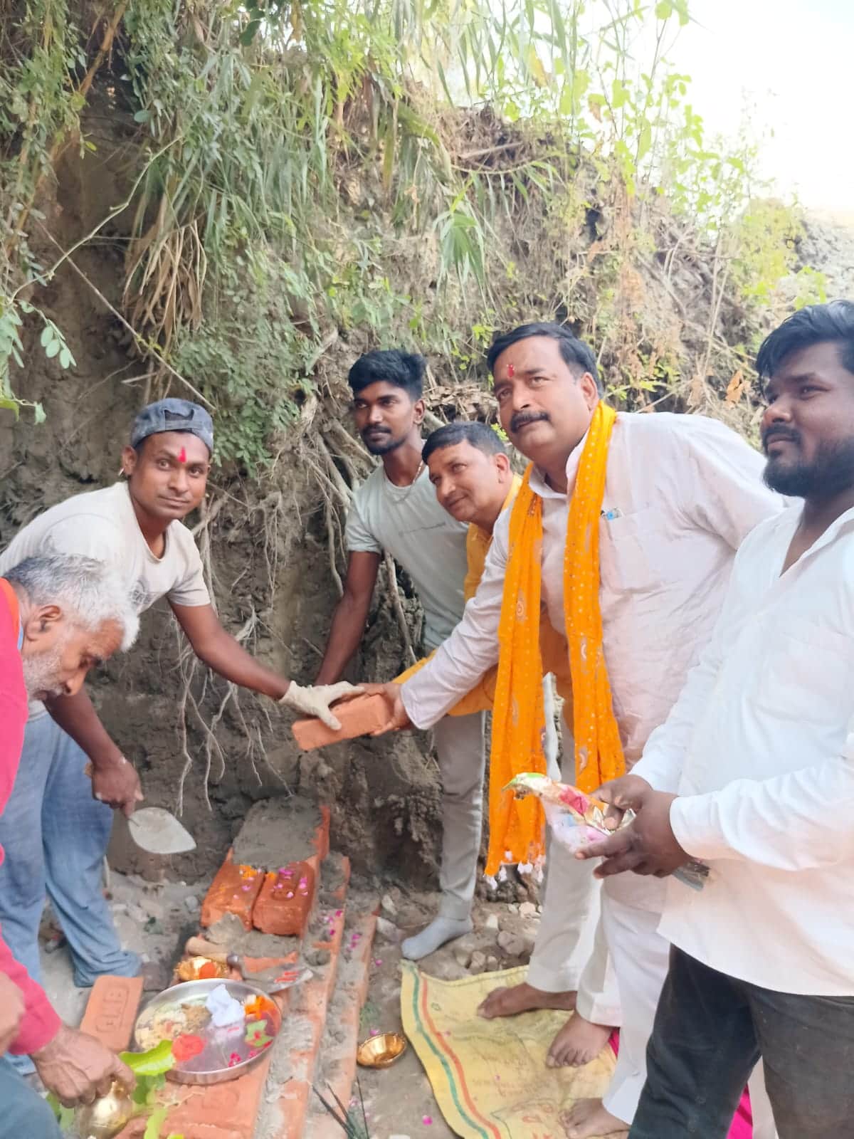 मिनकौरा गांव के विन टोली में नाले और पुलिया की निर्माण कार्य का शिलान्यास करते सदर विधायक मनीष 