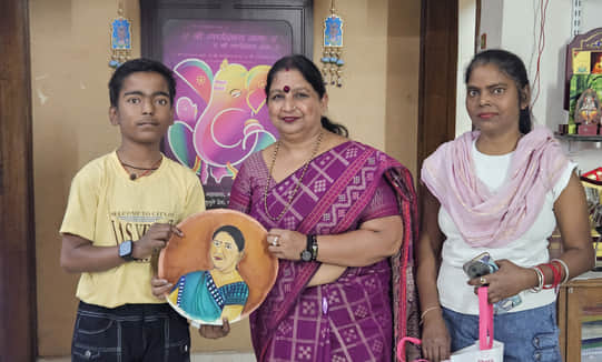 Student presents sketch to Mayor