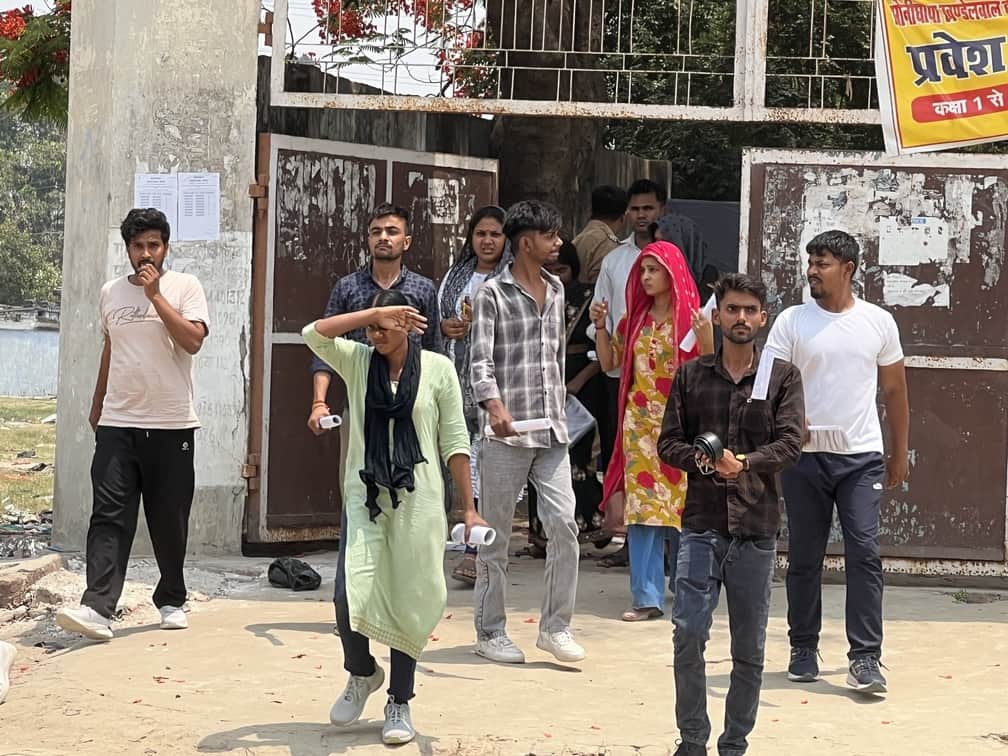नगर के सोनीधापा इंटर कालेज परीक्षा केंद्र से उत्तर प्रदेश होमगार्ड की परीक्षा देकर बाहर निकलते 