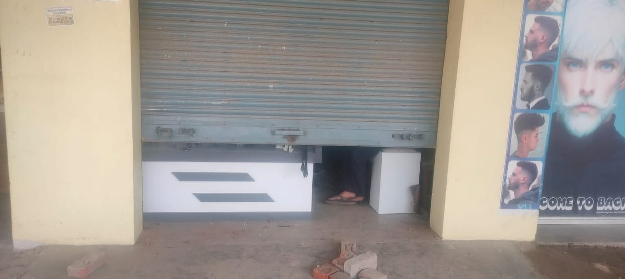 When the lock of the cupboard of the jewellery shop could not be broken, they took away the bike parked outside