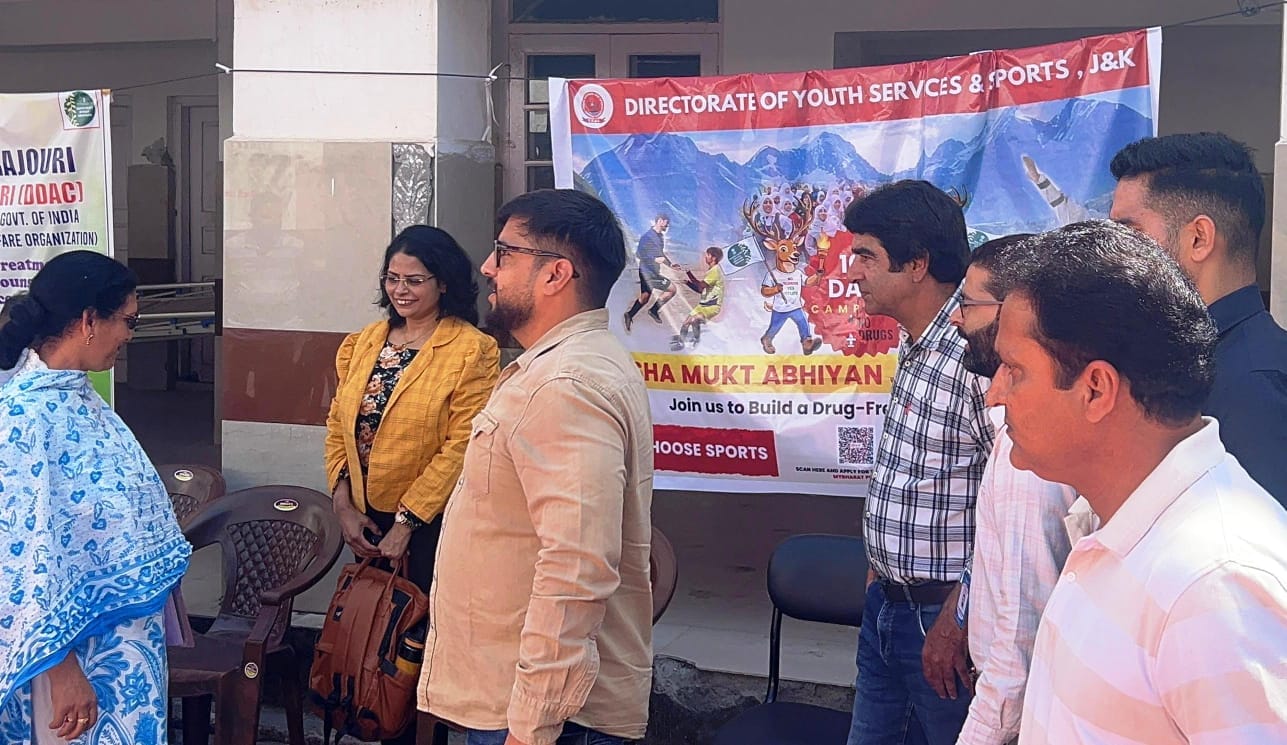 नशा मुक्ति केंद्र का औचक निरीक्षण करते डीडीसी।