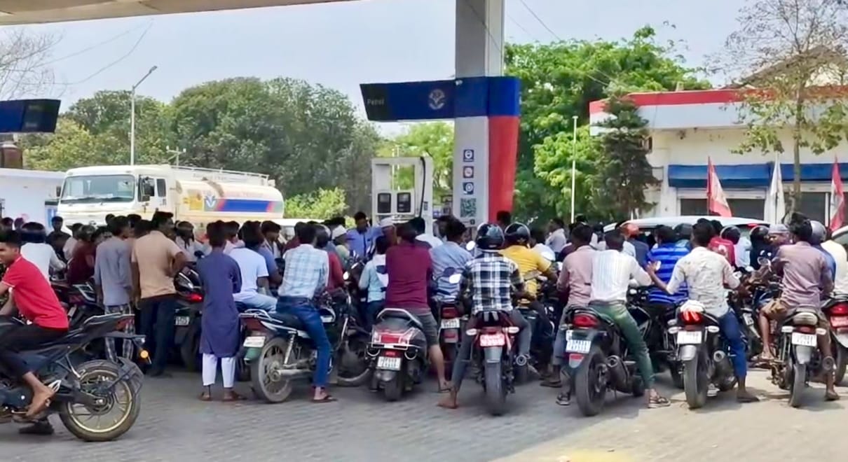 Indian company pumps dry, crowds gather at HP
