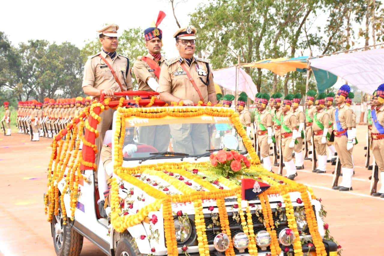 पुलिस लाइन में नये पुलिसकर्मीयो की परेड की सलामी लेते उप-महानिरीक्षक व एसपी केशव कुमार।स्रोत-सो