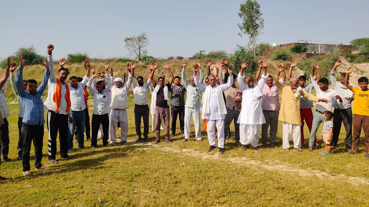 Drinking water crisis deepens in Garhmukkha; villagers threaten hunger strike, protest at pond; 6,000 people dependent on just two hand pumps; dry pond and closed tanks pose a problem; increased fluoride levels increase diseases.