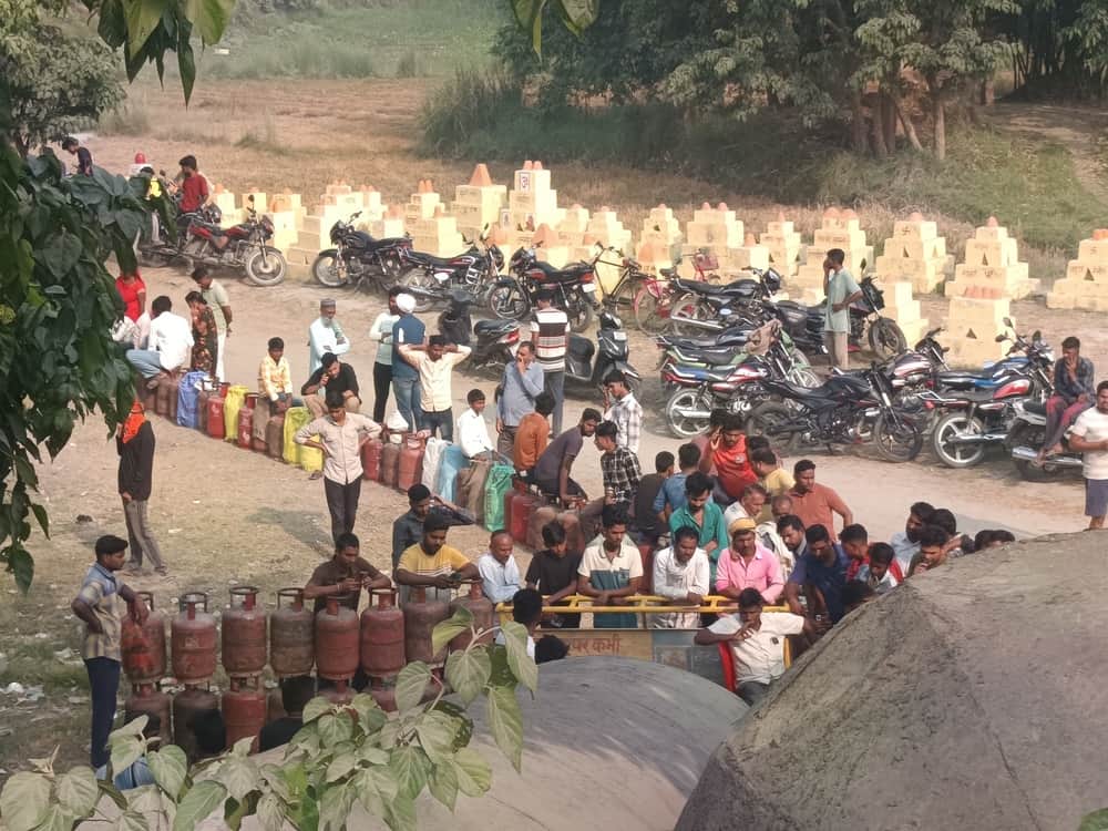 पिपराघाट में गैस के लिए जुटी लोगों की भीड़ ।संवाद