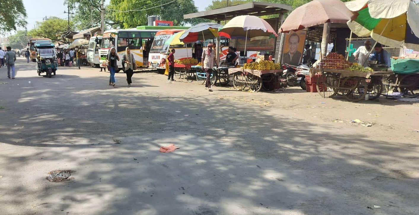 प्राइवेट बस स्टैंड के पास हमेशा भीड़-भाड़ रहती थी, वहां पर रविवार दोपहर में एक-दुक्का राहगीर नज