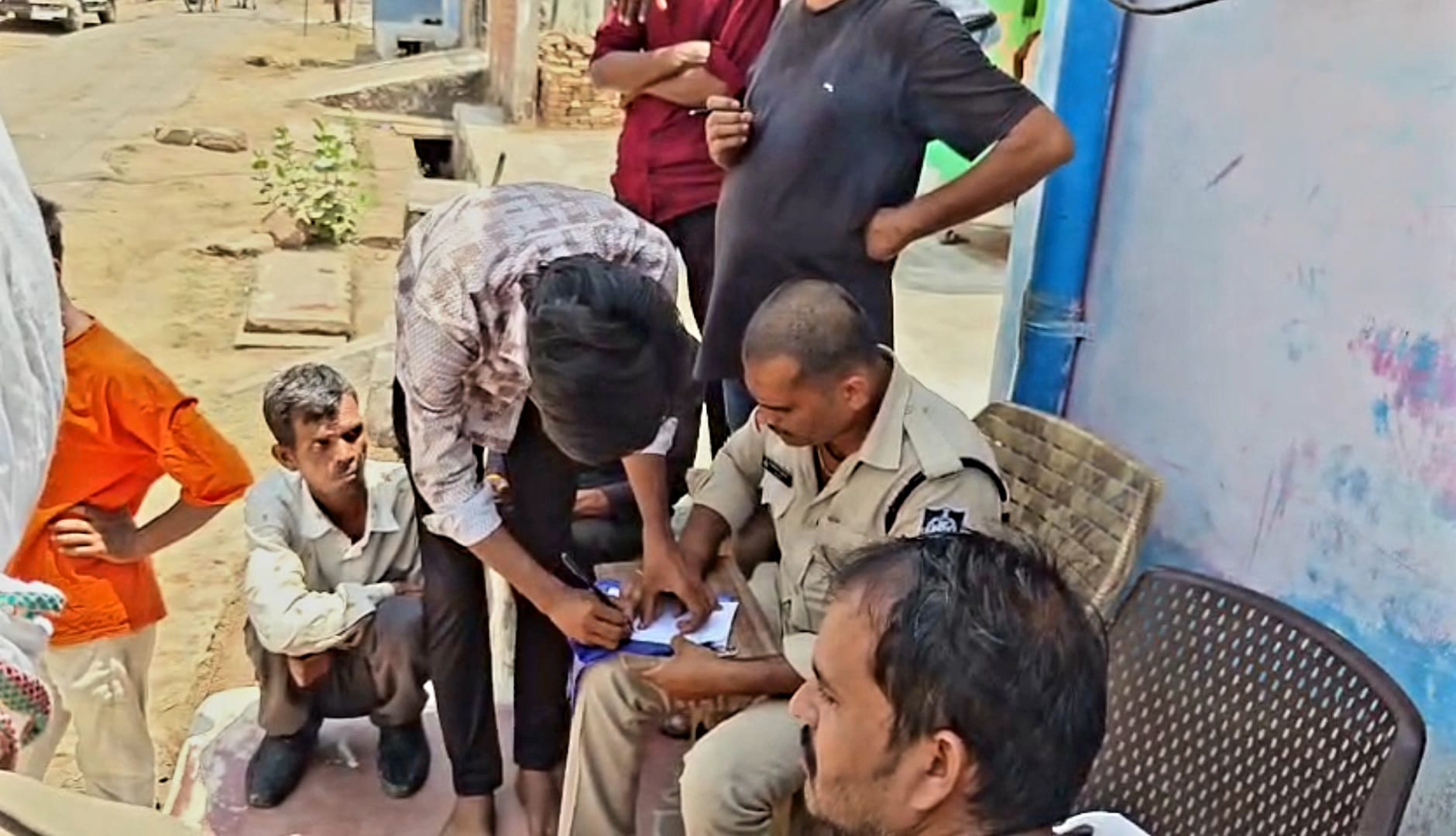प्रारंभिक कार्रवाई करती पुलिस