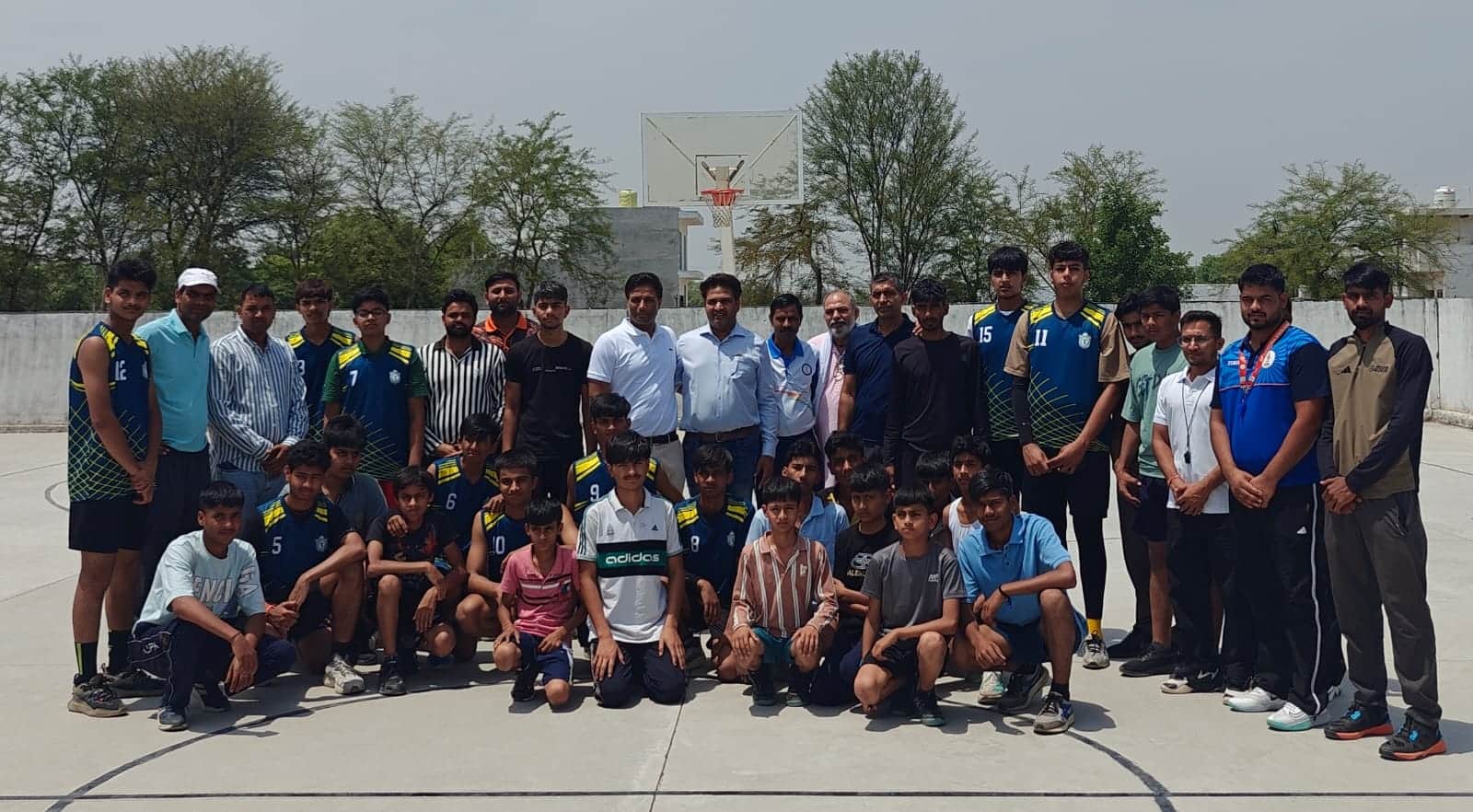 प्रतियोगिता के समापन के बाद एकजुट खिलाड़ी व कोच। स्रोत : संघ