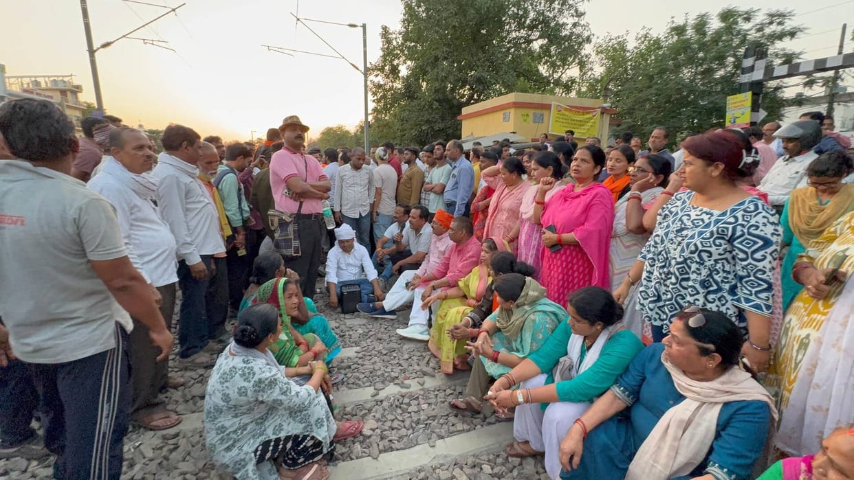 The closure of the Jalalpur railway crossing sparked public outrage, and assurances of an early opening were made.
