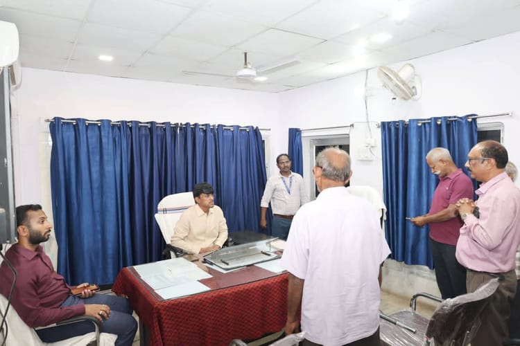 Bihar News: बिहटा प्रखंड कार्यालय में जिलाधिकारी का औचक निरीक्षण, नौ कर्मियों का वेतन स्थगित