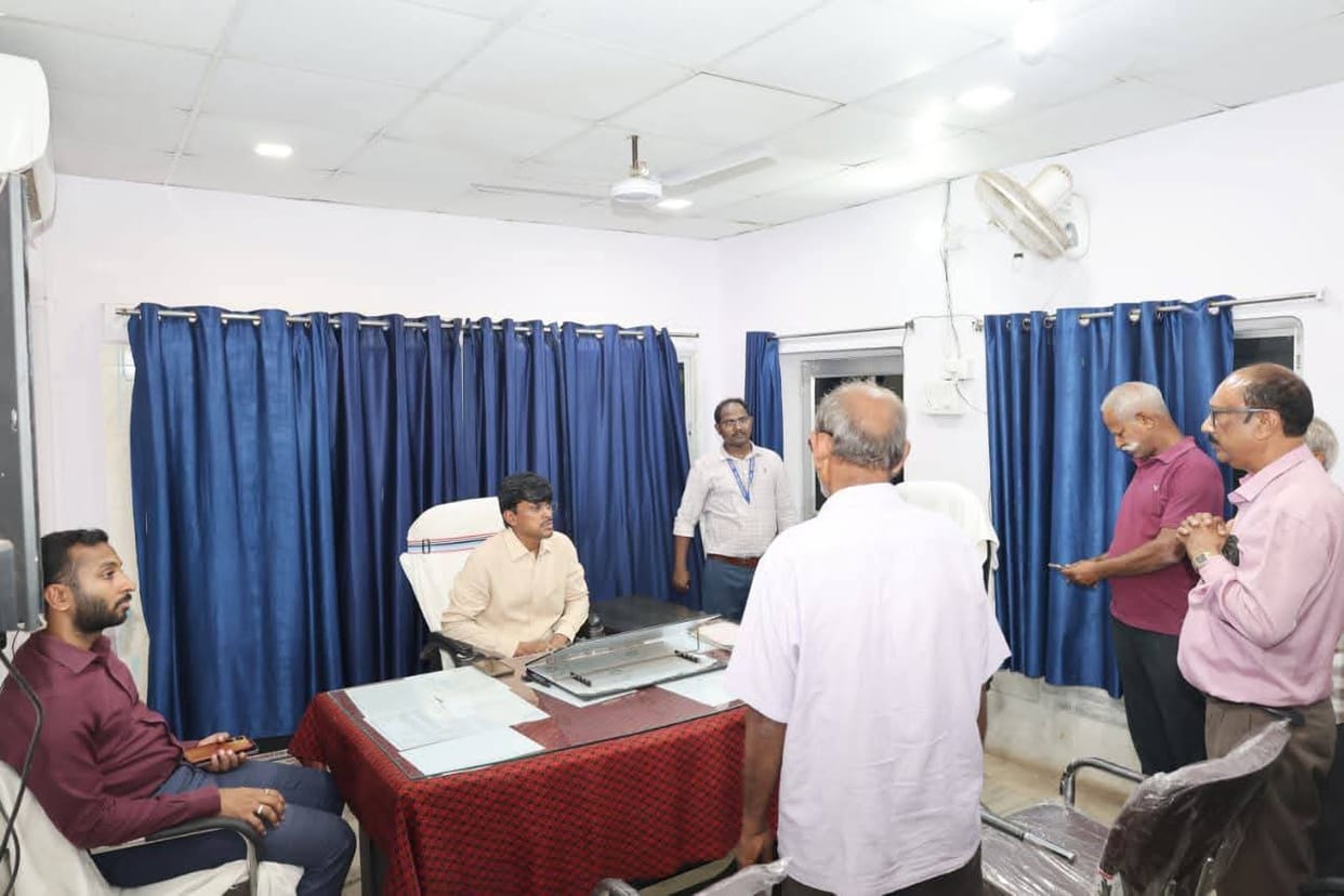 Patna News: DM Conducts Surprise Inspection at Bihta Block Office; Salaries of Nine Employees Withheld