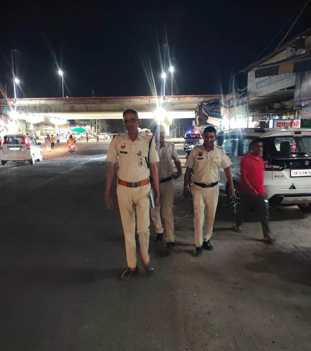 पैदल गश्त करती पुलिस टीम। स्रोत : पुलिस