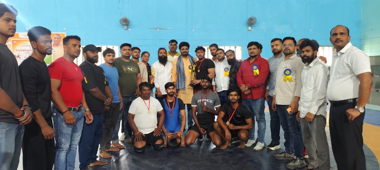District level powerlifting championship was organised in the wrestling hall of the regional stadium.