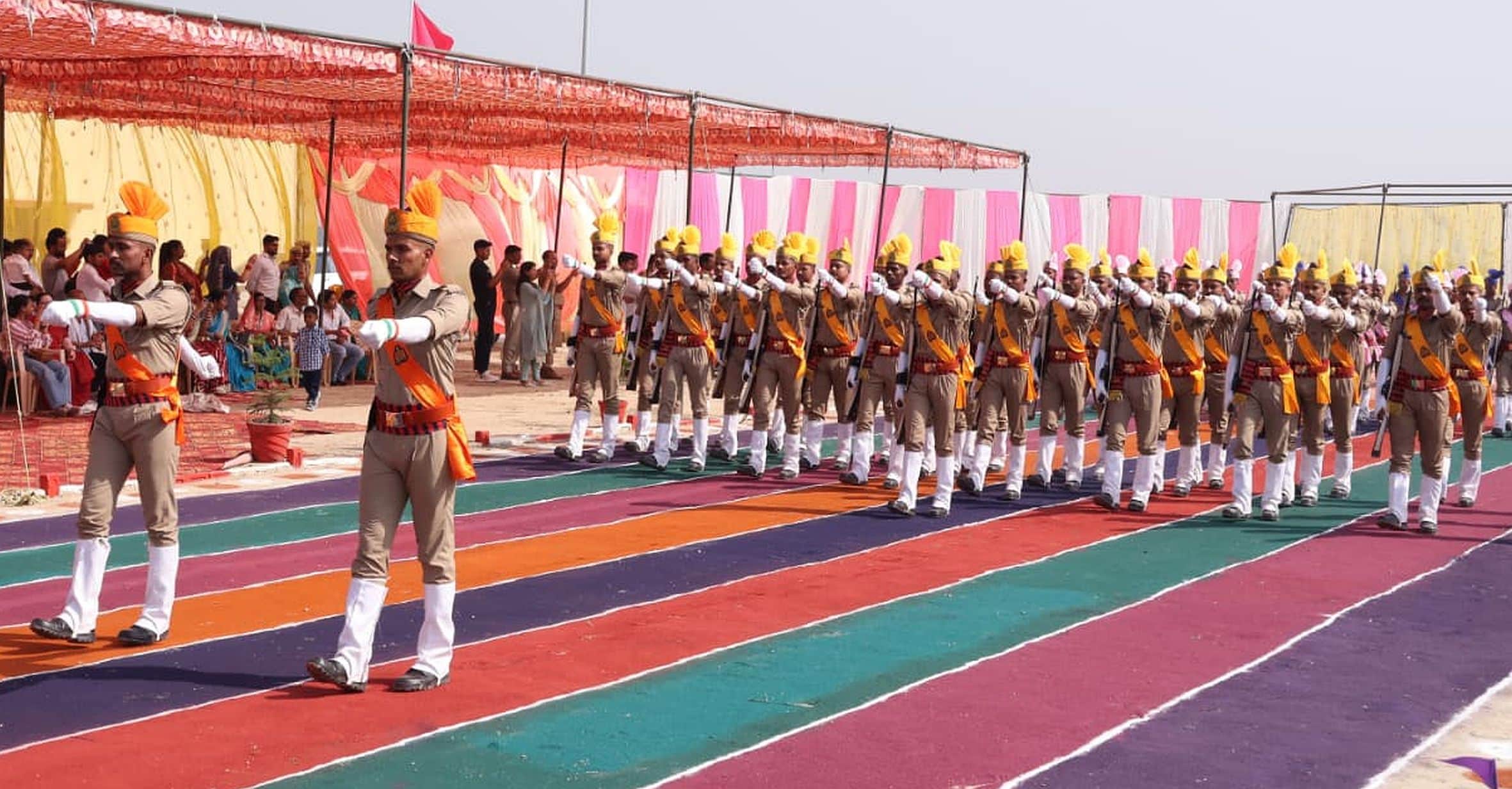  रिजर्व पुलिस लाइन अमेठी में आयोतिज दीक्षांत समारोह में मार्चपास्ट कर अपनी दक्षता का प्रदर्शन क