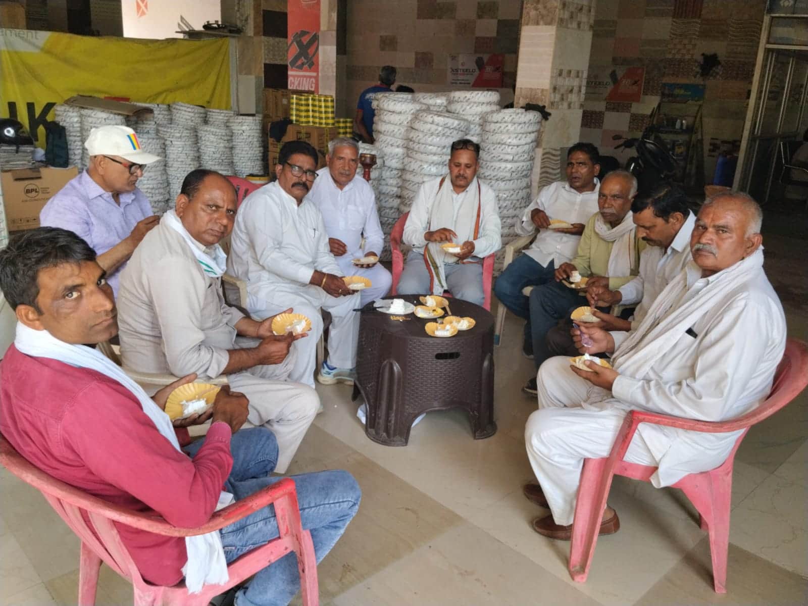 राजेंद्र पाल गौतम का जन्मदिवस मनाते कांग्रेस नेता। स्रोत : प्रवक्ता