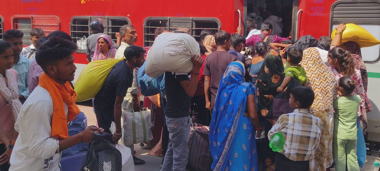 Summer Rush Cripples Train Travel: Massive Waiting Lists as Seats Run Out Across Major Routes