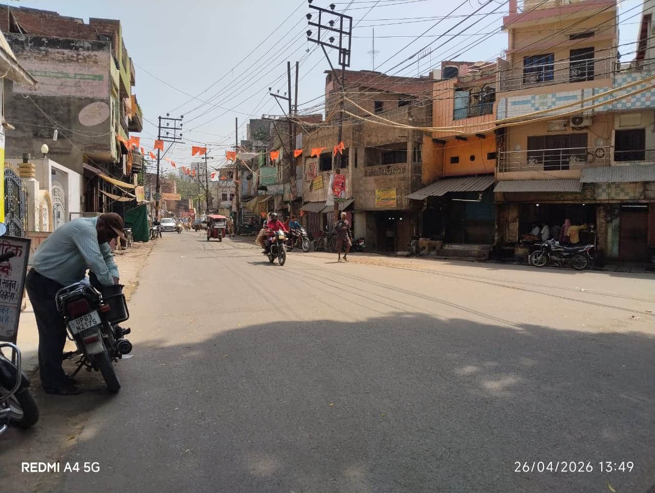 रमईपट्टी कचहरी मोड़ सबसे व्यस्तम मार्ग पर रविवार को दोपहर पसरा सन्नाटा।-संवाद।