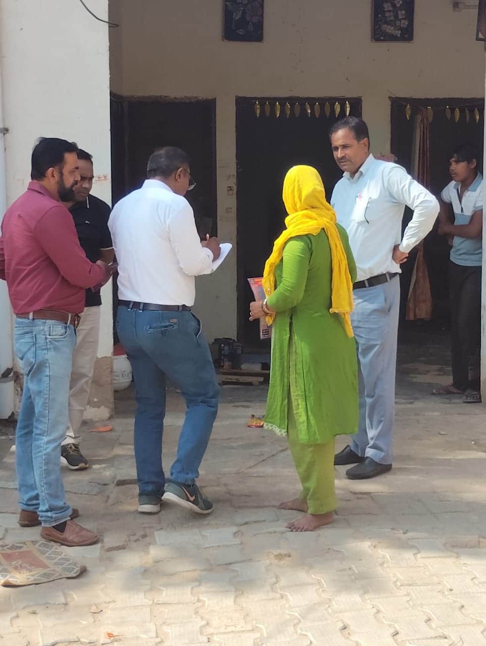 रेवाड़ी। प्रवेश उत्सव के दौरान अभिभावकों को सरकारी विद्यालयों की सुविधाओं व अवसरों की जानकारी द