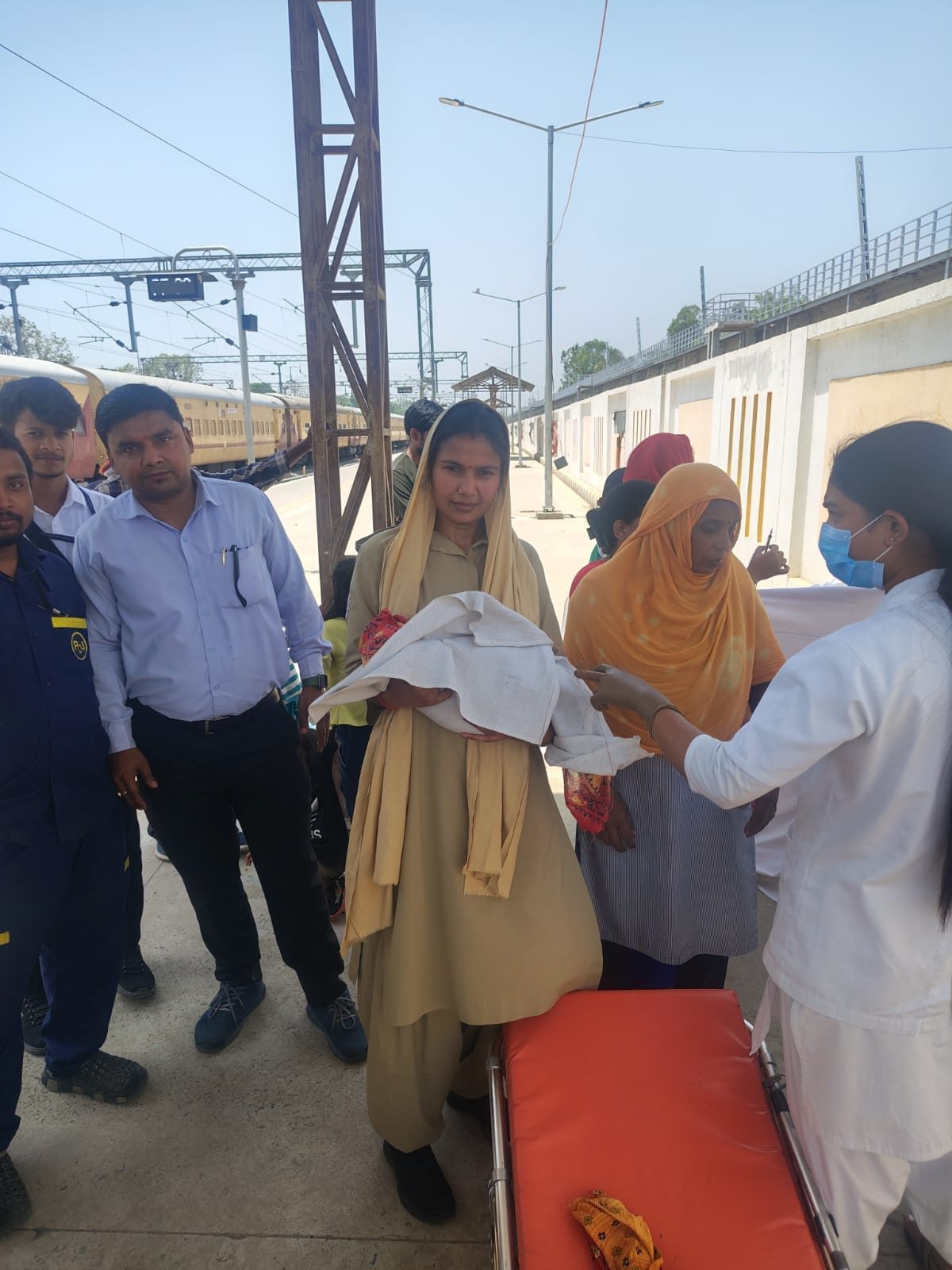 Double cry echoed at Subedarganj station RPF female staff ensured safe delivery