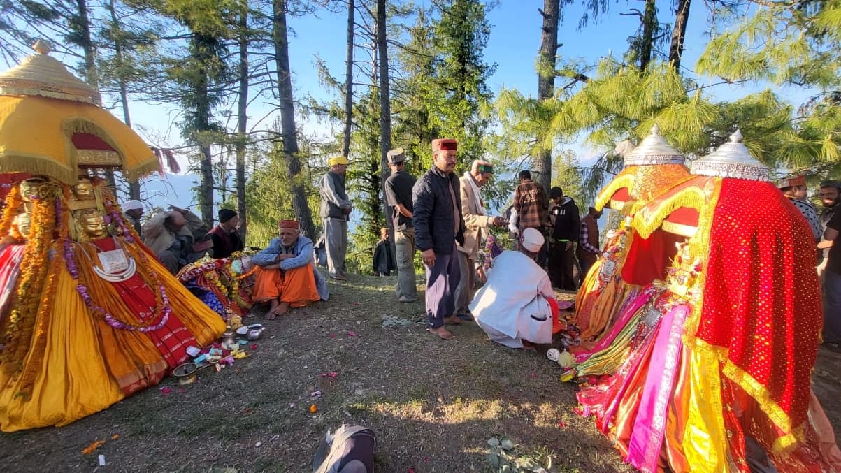 Five deities performed the divine traditions together.