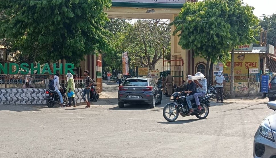 April felt like June, with temperatures reaching 42 degrees Celsius, and streets deserted.