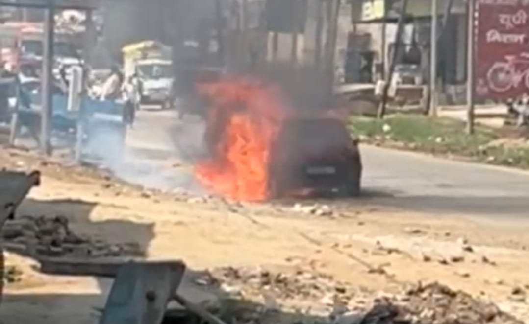 A moving car caught fire, the driver jumped out to save his life.