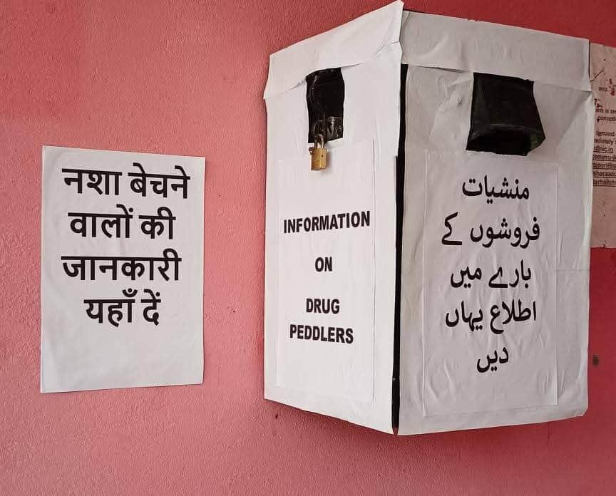 स्थापित की गईं गुप्त सूचना पेटियां।