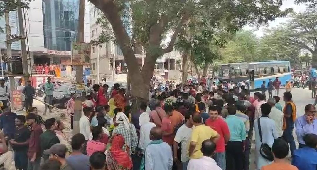 घटनास्थल पर जाम लगाए स्थानीय लोग
