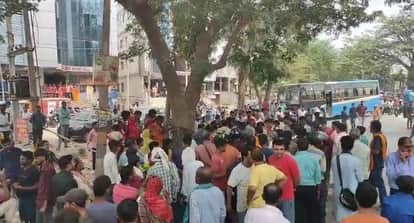 घटनास्थल पर जाम लगाए स्थानीय लोग