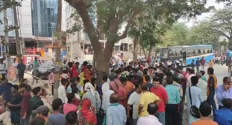 Accident Today: बेकाबू बस ने बाइक सवार दो भाइयों को रौंदा, रिटायर्ड रजिस्ट्री कार्यालय कर्मी की मौत; सड़क जाम