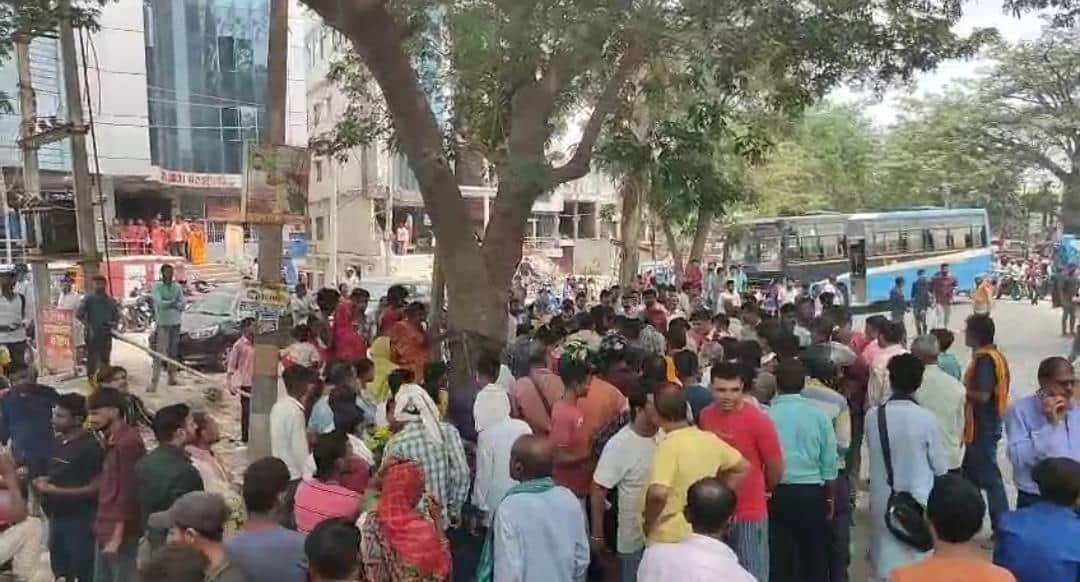 घटनास्थल पर जाम लगाए स्थानीय लोग