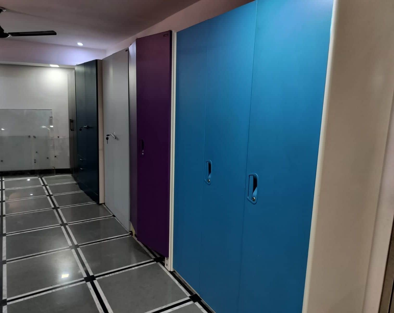 शहर के एक शोरूम पर रखी अलमीरा। संवाद