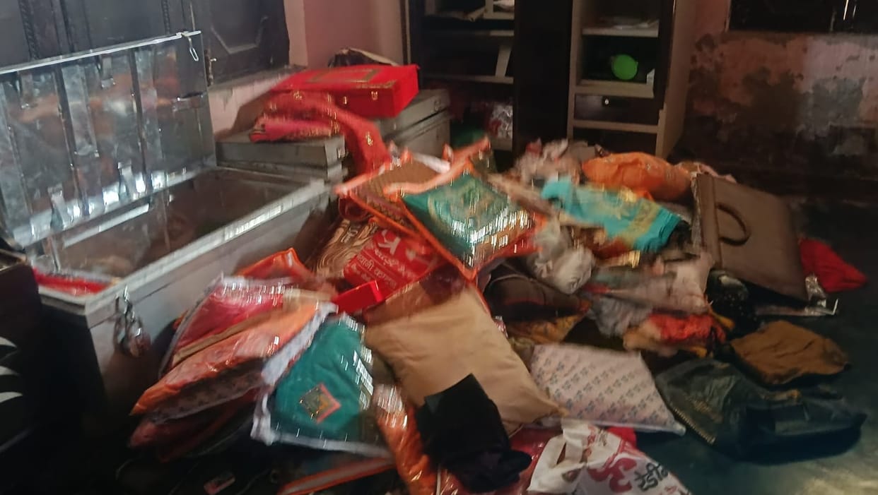 Family members were sleeping on the roof, thieves cleaned out the house below