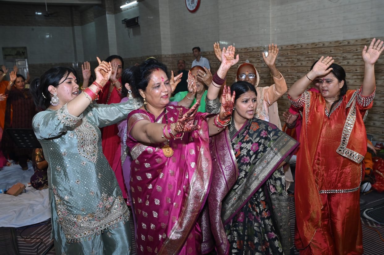 Devotees immersed in devotion at Dhaulra Temple