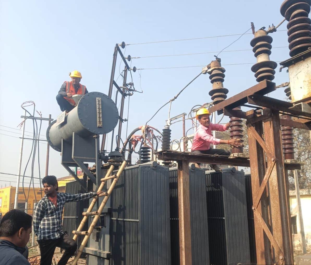 उपकेंद्र पर लगा ट्रांसफार्मर को ठीक करते कर्मचारी। स्त्रोत विद्युत निगम
