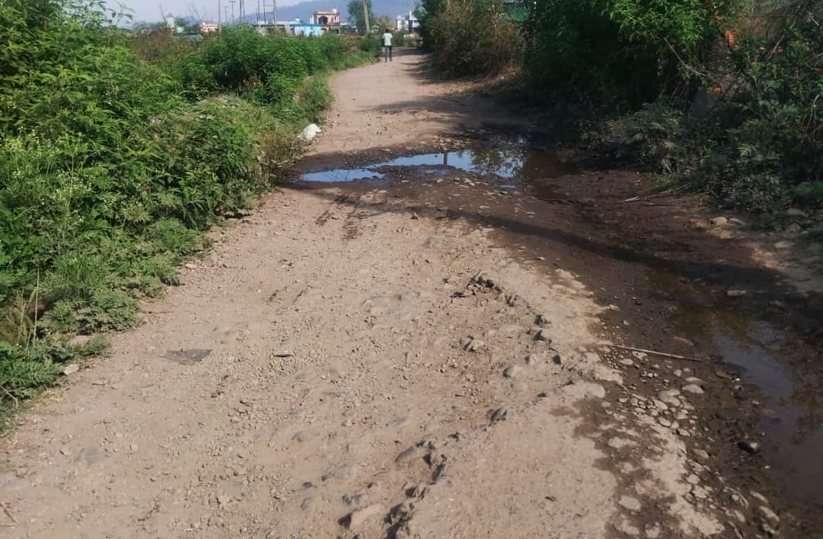 वार्ड 33 हल्दूखाता में बदहाल पड़ा लूथापुर-बालागंज संपर्क मार्ग। संवाद