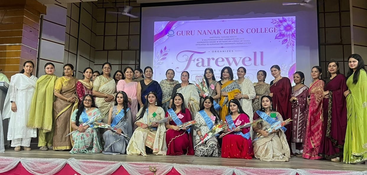 The female students moved everyone deeply with their farewell songs