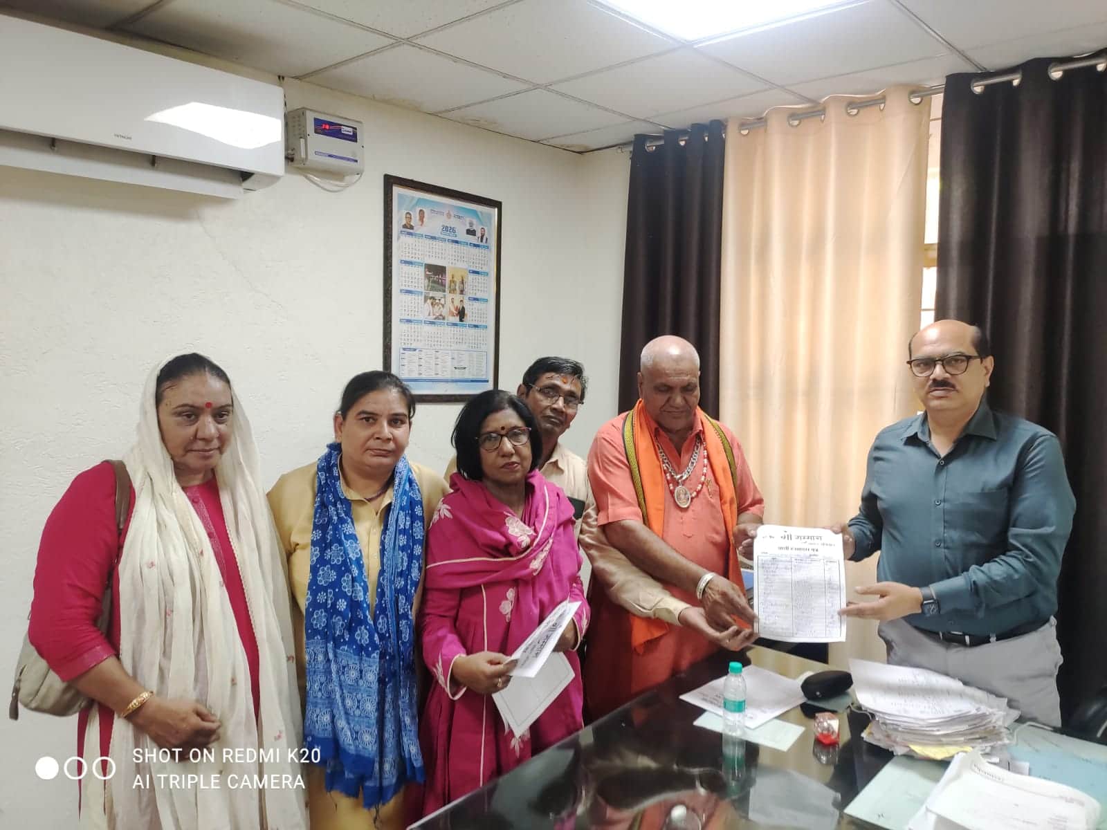 2-गोमाता के संरक्षण के लिए शोभा यात्रा निकालने के बाद तहसीलदार यशपाल शर्मा को ज्ञापन सौंपते संत