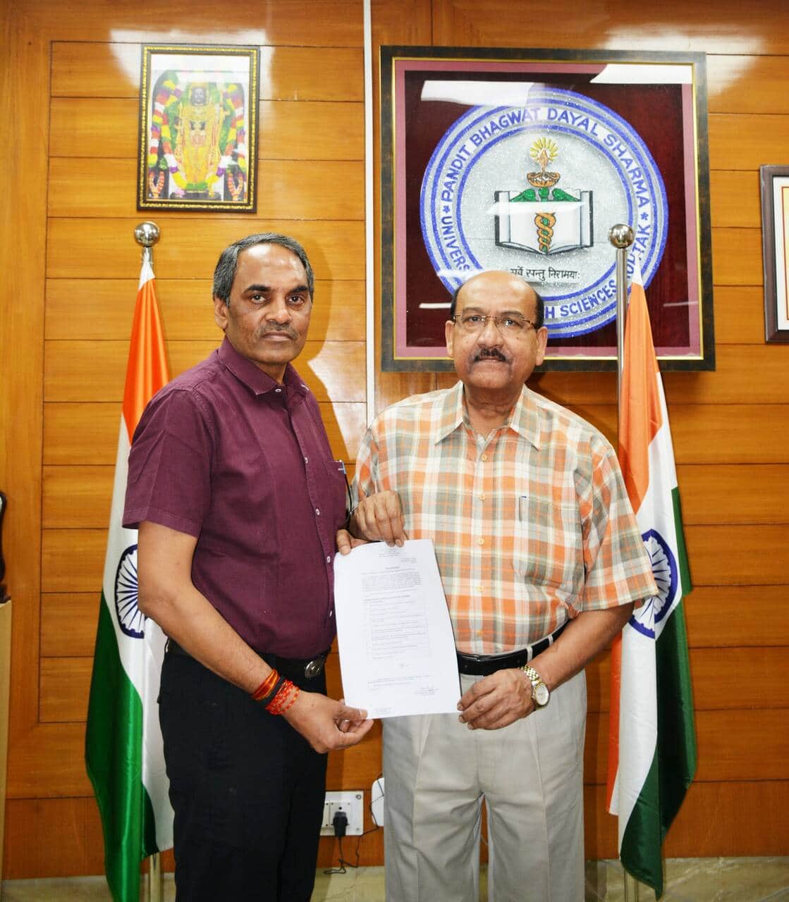 5-कुलपति डॉ. एचके अग्रवाल के साथ डॉ. रमेश आर्य। स्रोत: पीजीआई