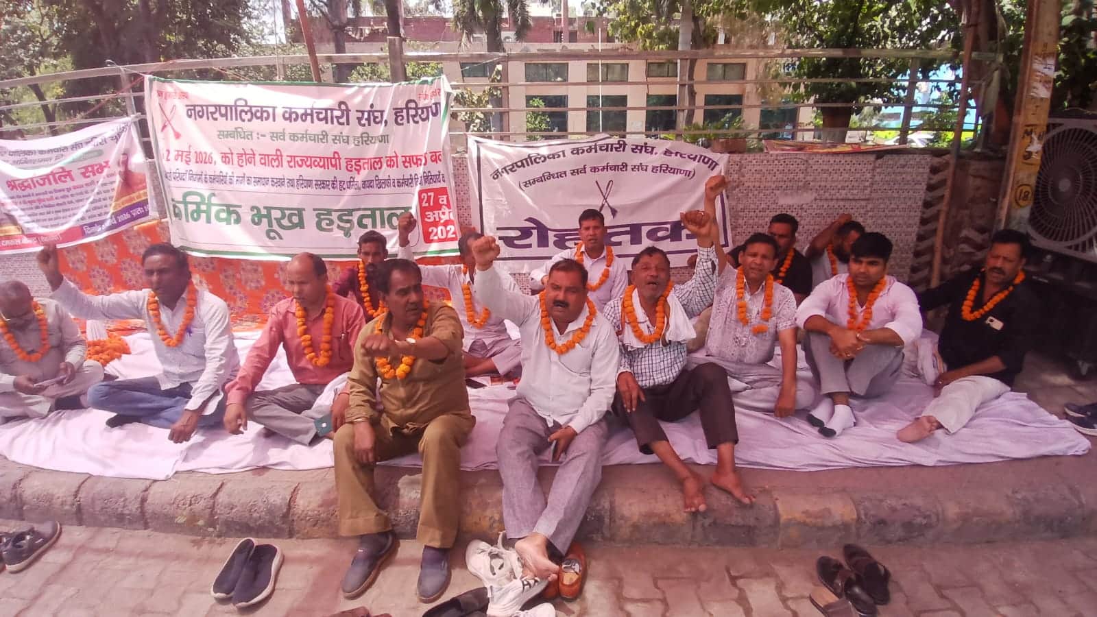 6-नगर निगम कार्यालय के बाहर प्रदर्शन के दौरान नारे लगाते नगरपालिका कर्मचारी संघ सदस्य। संवाद