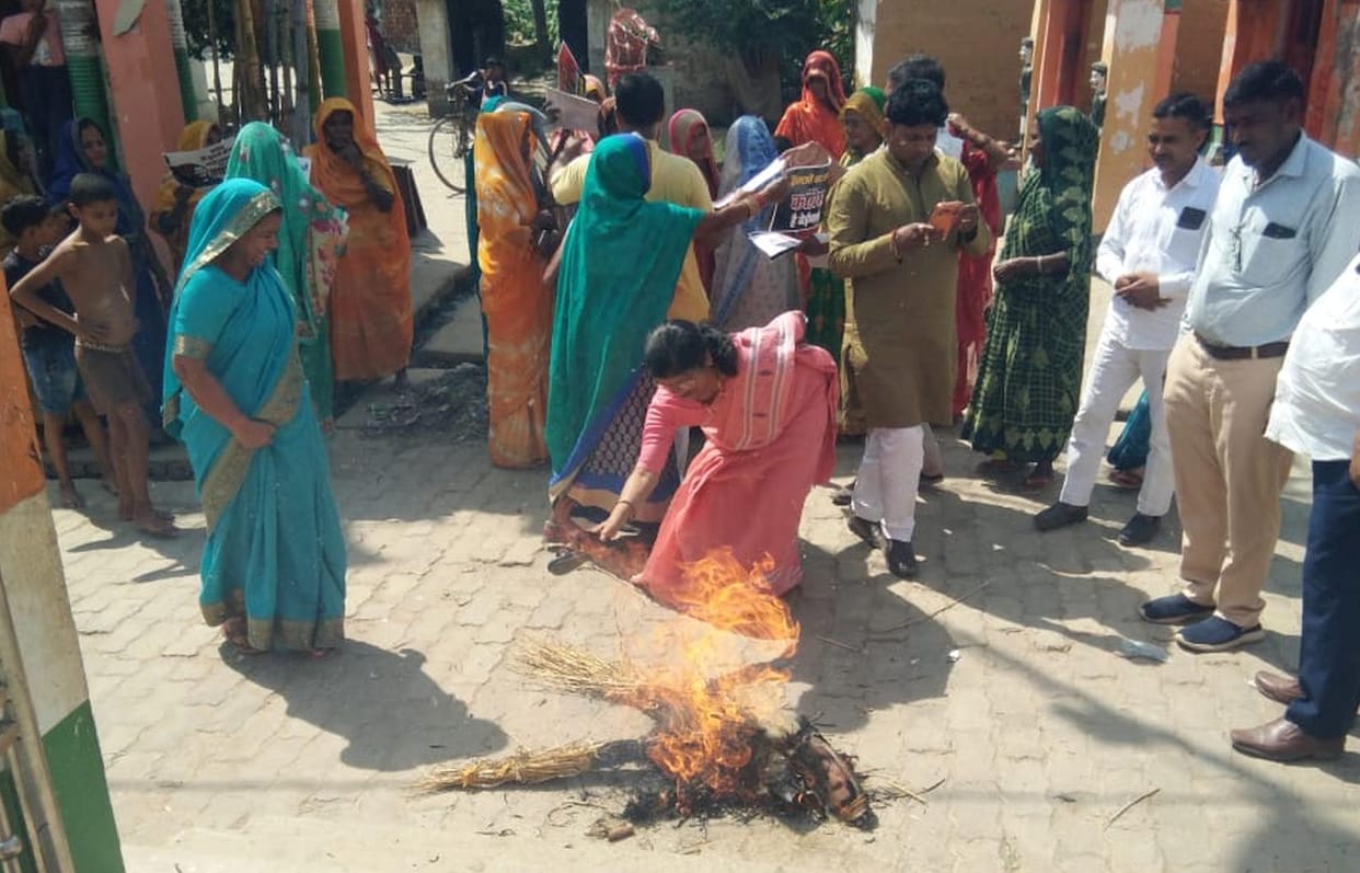 Effigies of Rahul Gandhi and Akhilesh Yadav burnt
