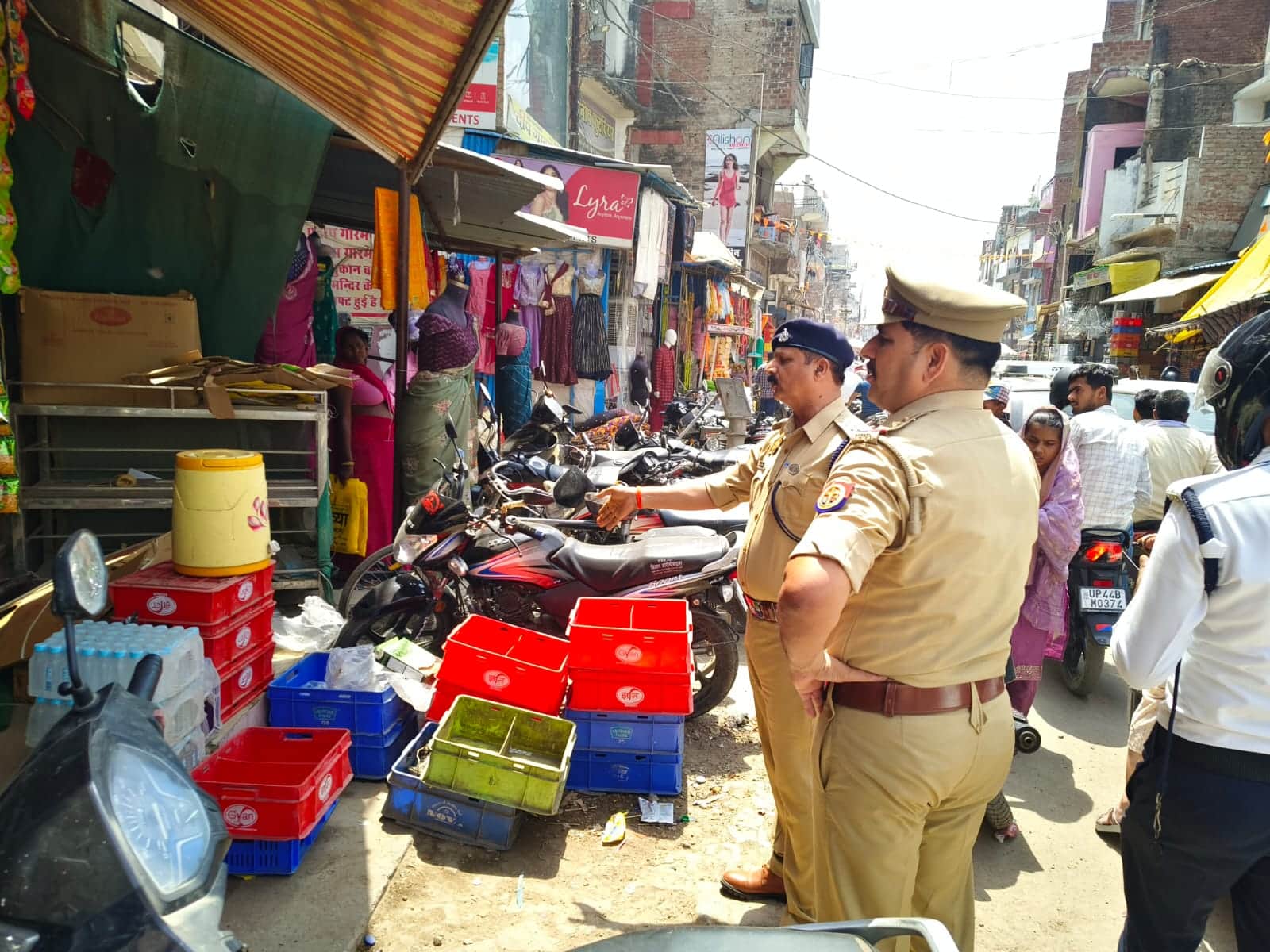 अमेठी कस्बे में अतिक्रमण हटवाते सीओ व अन्य।-संवाद