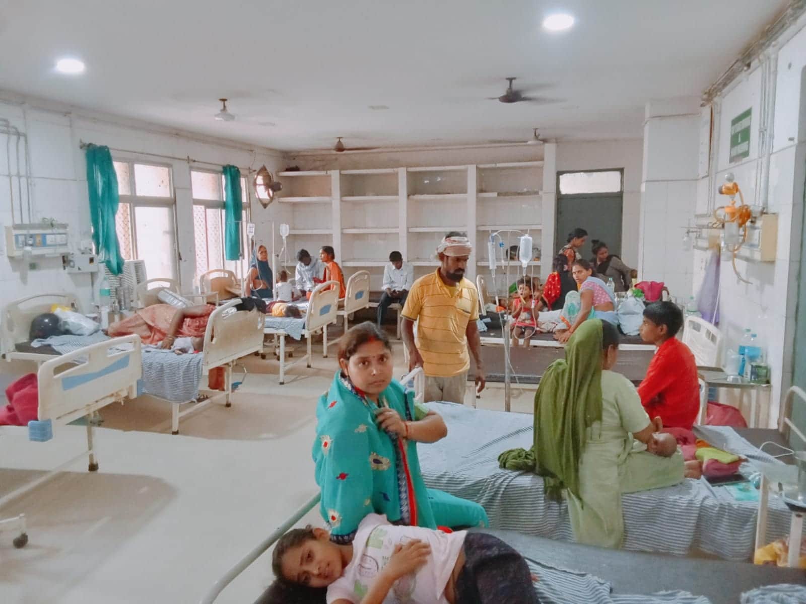 बच्चा वार्ड में भर्ती मरीज । स्रोत- संवाद