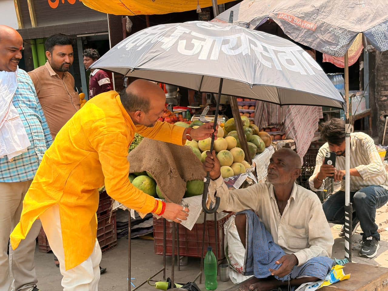 भीषण गर्मी व तेज धूप से बचाव के लिए पडरौना शहर में जरूरतमंद लोगों को छाता वितरण करते नपाअध्यक्ष