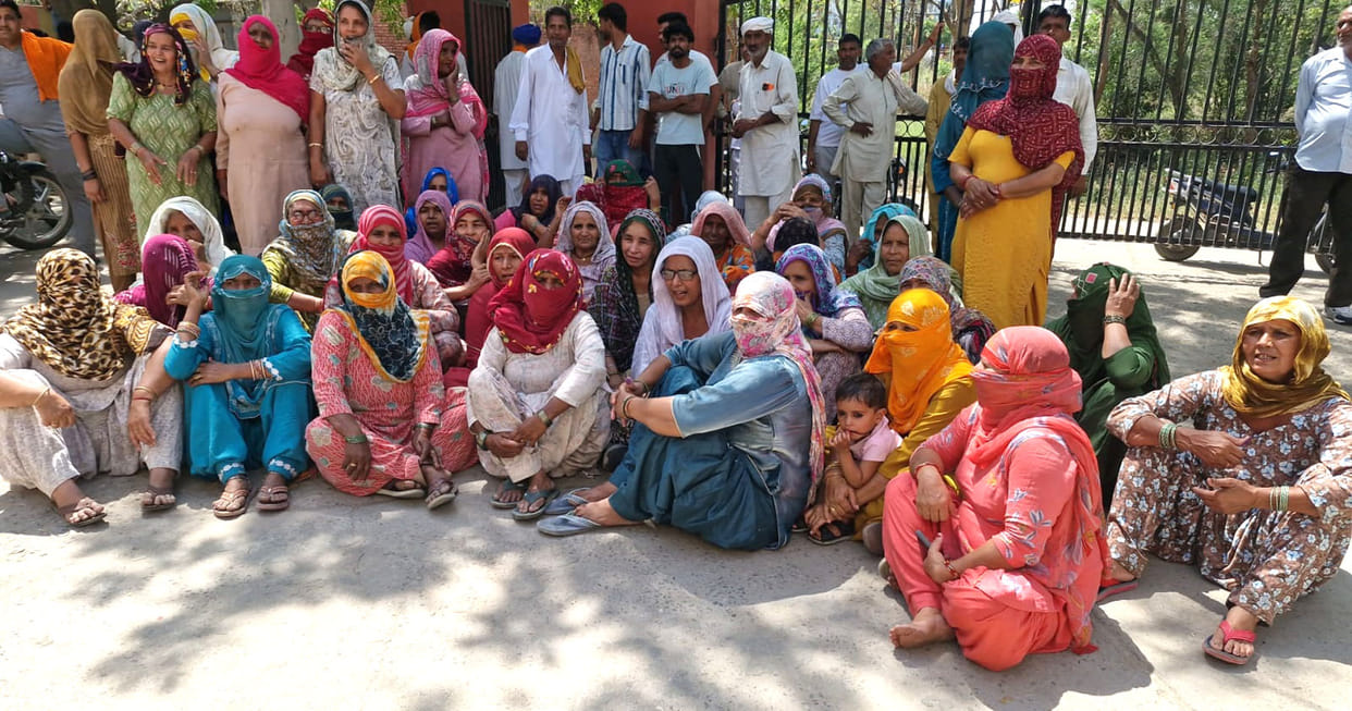Villagers of Pinjupura protest due to power crisis