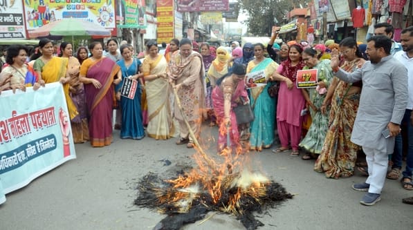 Women burnt effigies of Rahul Gandhi and Akhilesh Yadav.