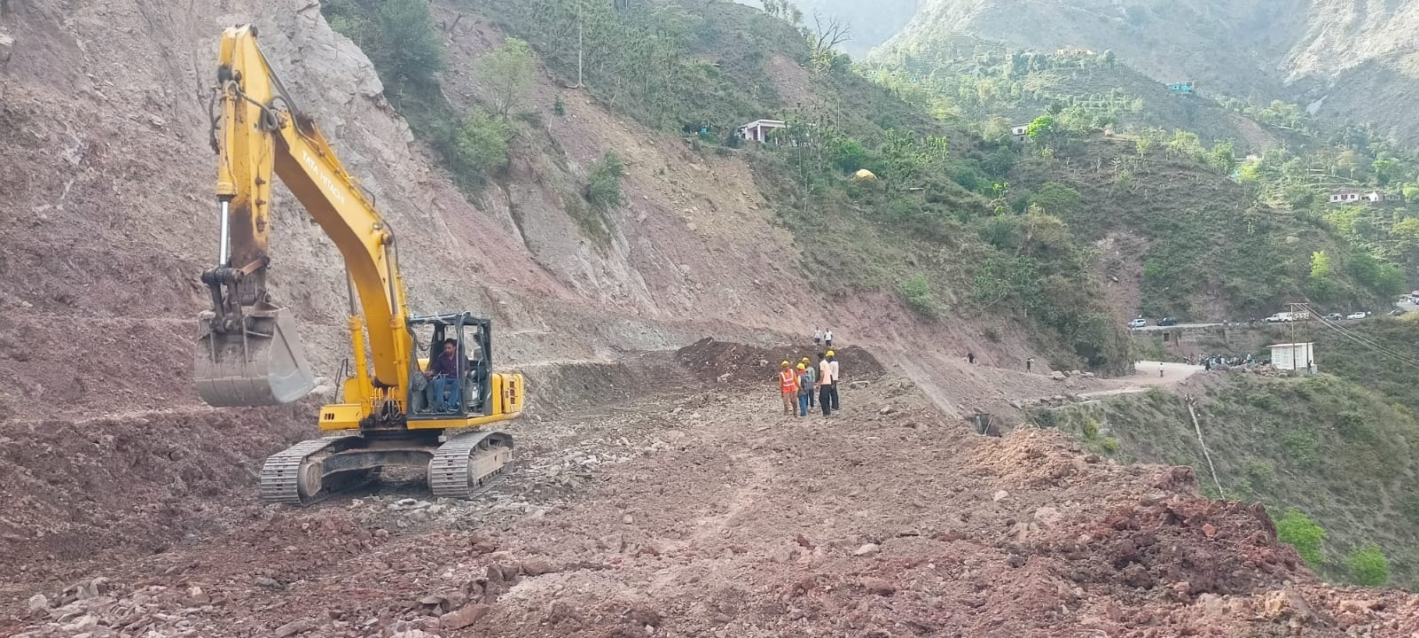 बनी बसोहली मार्ग पर टिकरी के पास सड़क विस्तारीकरण में जुटी बीआरओ की मशीनरीसंवाद