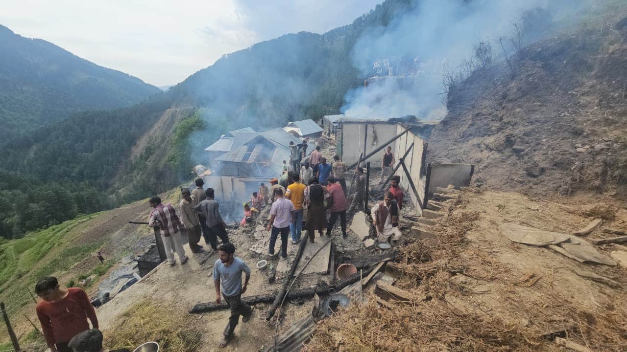 बनी के हाथन में आग को बुझाने का प्रयास करते ग्रामीण संवाद