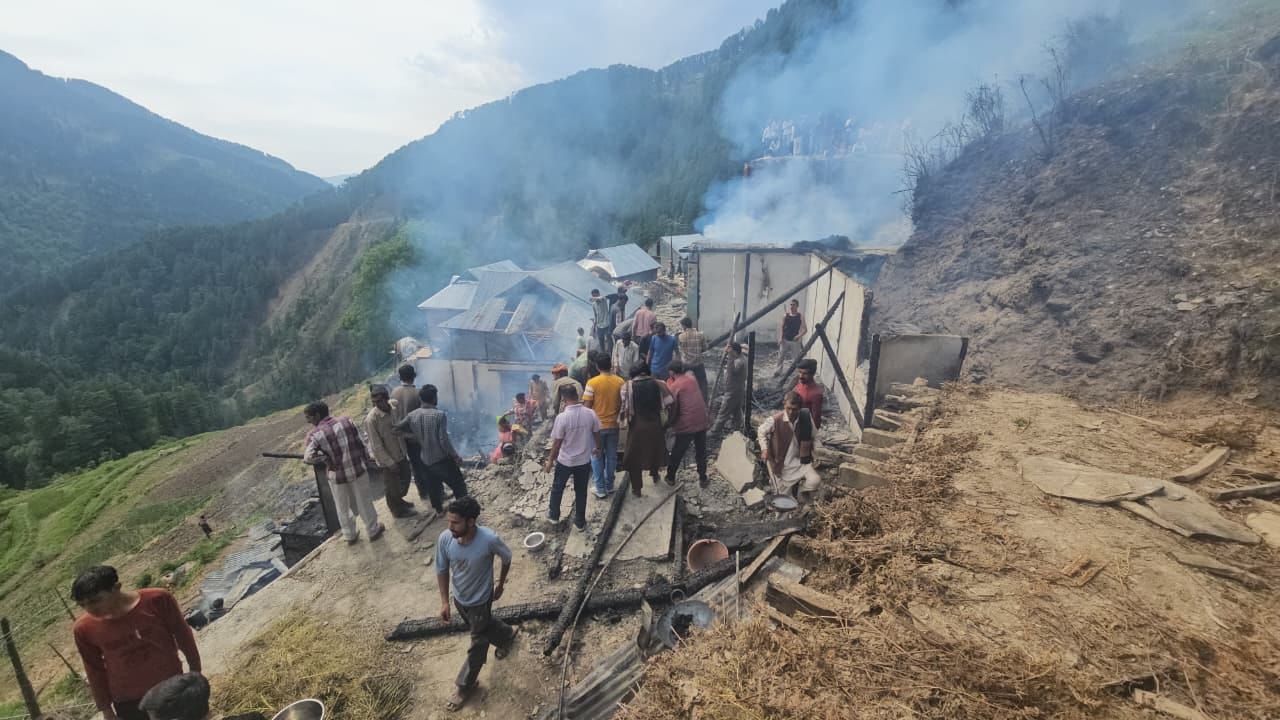बनी के हाथन में आग को बुझाने का प्रयास करते ग्रामीण संवाद