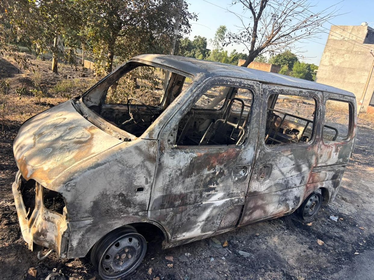 Eeco van parked on roadside catches fire; fire brigade brings it under control.